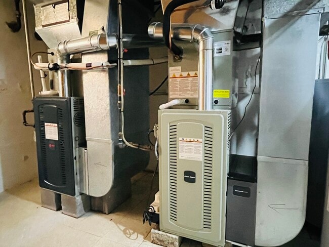 Building Photo - 5504 W Sunnyside Ave