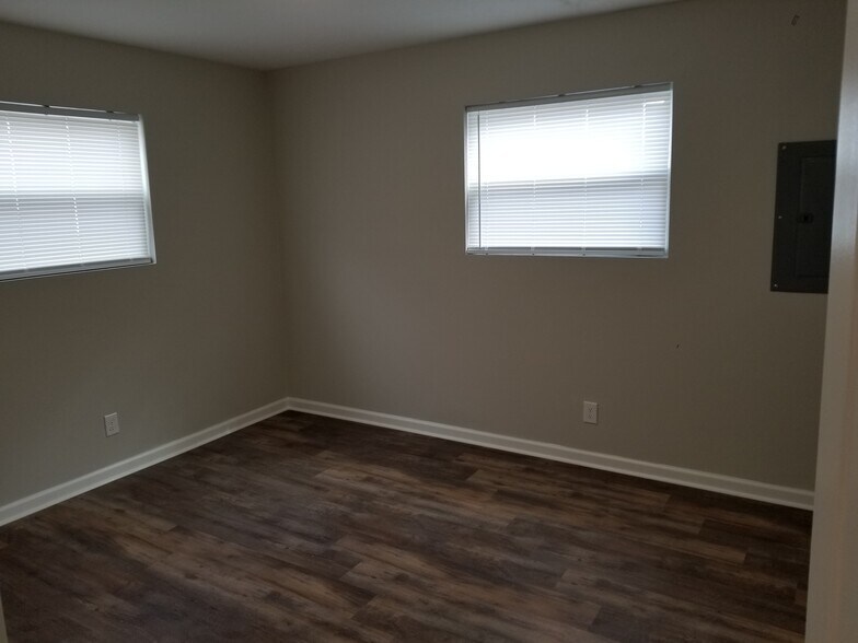 Building Photo - 924 Rarig Ave