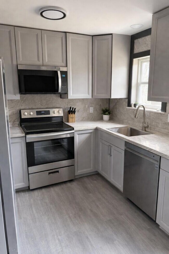 Building Photo - 1102 Asbury Cir E