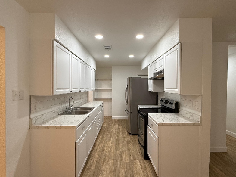 Building Photo - 219 Serna Park