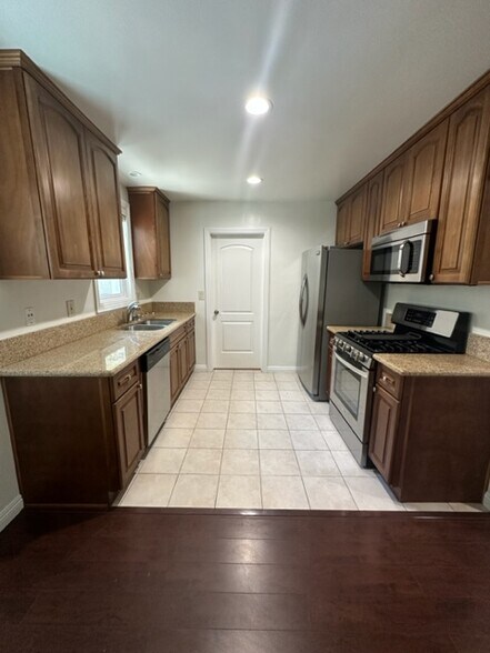 Building Photo - 926 N Verdugo Rd