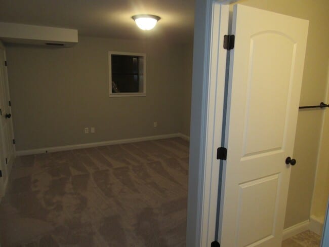 Building Photo - 4 Bedroom, 3 Bath Basement Ranch with Coun...