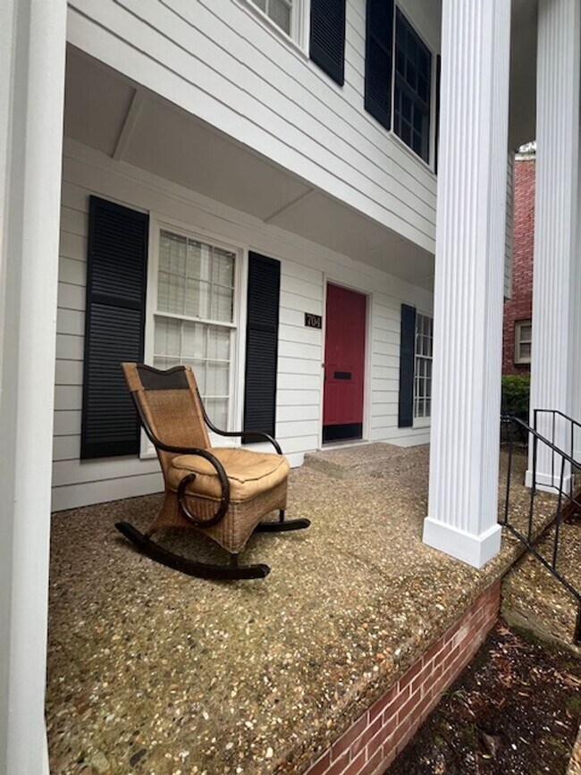 Building Photo - Elegant Colonial Style 2 Bedroom 2 and a half Bathroom Townhome in Little Rock