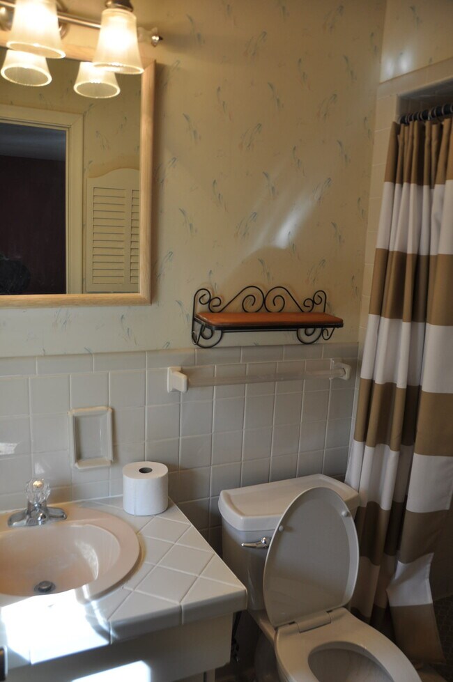 Building Photo - 836 S 131st St