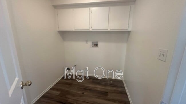 Building Photo - 3140 Crestline Dr