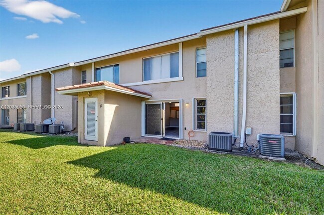 Building Photo - 908 Twin Lakes Dr