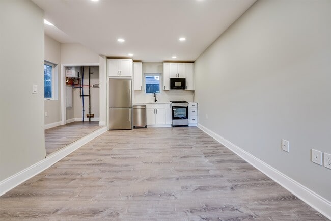 Building Photo - 172 MALLORY Ave