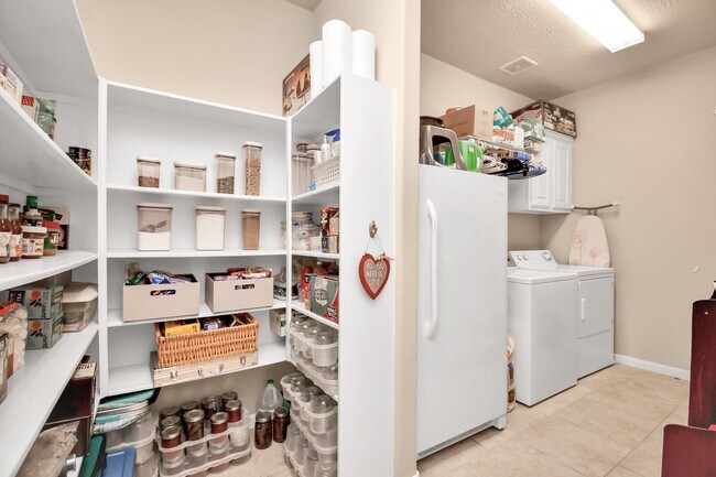 Building Photo - 8030 Crescent Knolls Dr