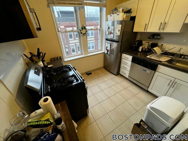 Building Photo - 518 Cambridge St