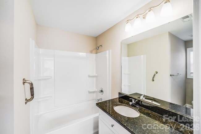 Building Photo - 604 W 8th St