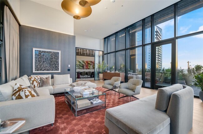 Building Photo - 610 Davis St