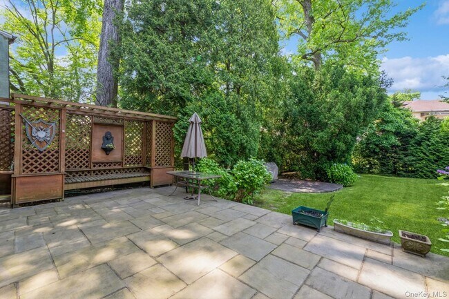 Building Photo - 196-15 Como Ave