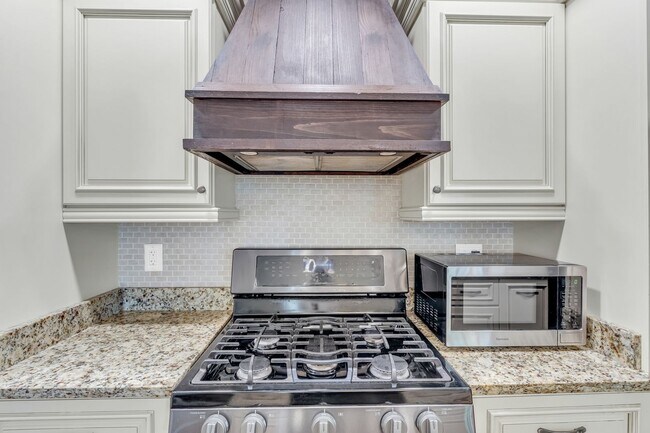 Building Photo - Beautiful Red Bank Home!