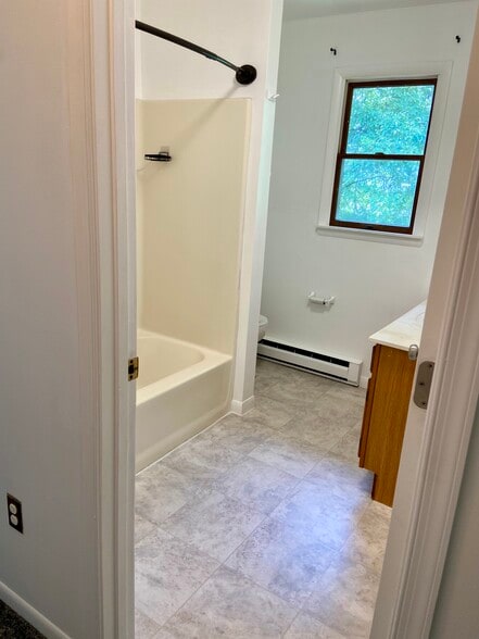 Full bathroom w/ new flooring - 2710 S 2nd St