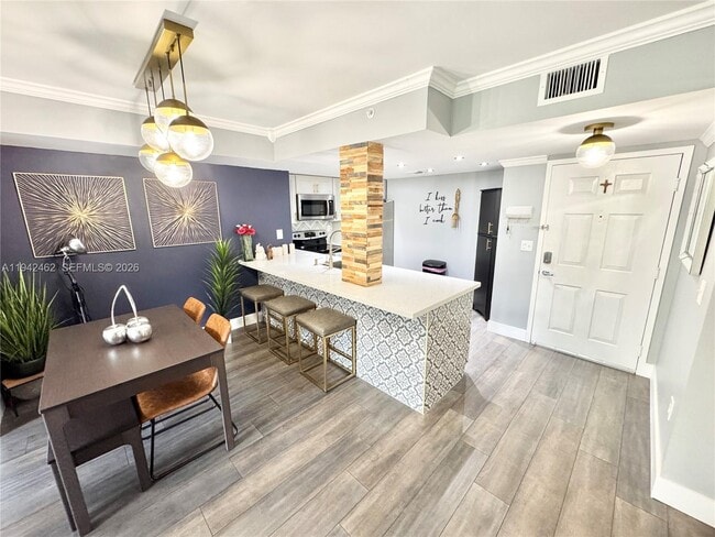 Building Photo - 520 SE 5 Ave