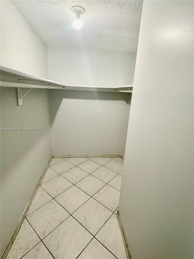 Building Photo - 2161 NE 42nd St