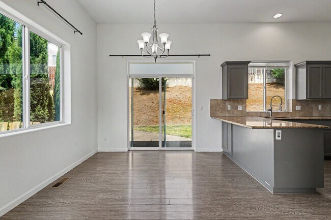 Building Photo - 3 bed, 2 bath home in West Salem's Brush College neighborhood
