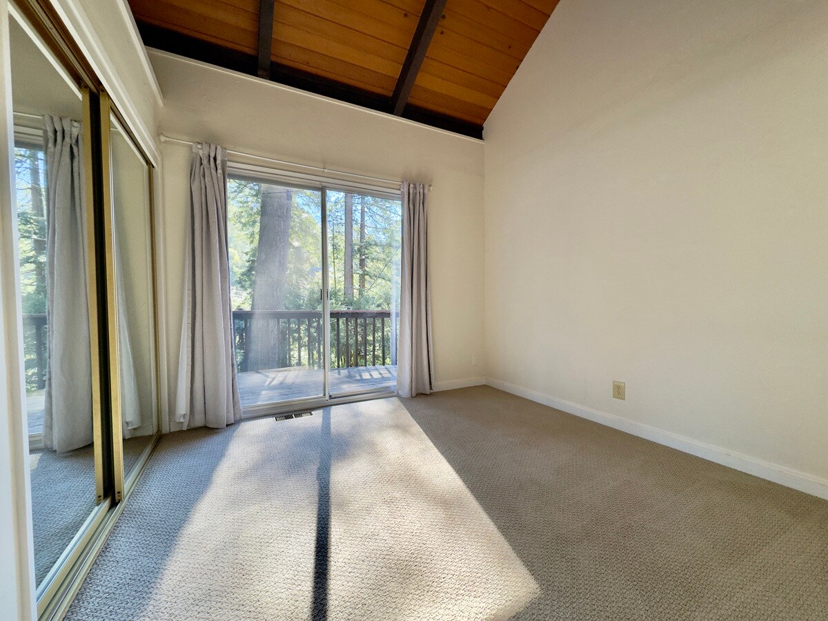 Building Photo - 6583 Valley View Rd