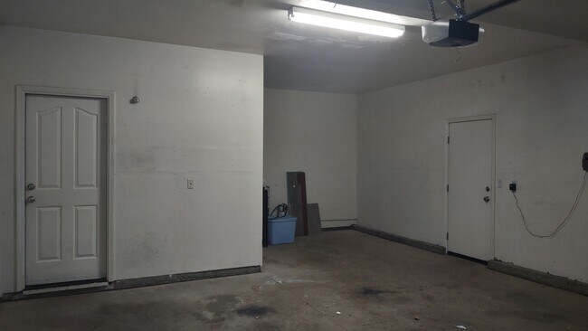 Building Photo - 6121 Lockridge Dr