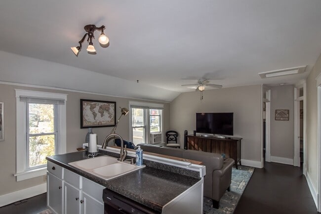 Building Photo - 714 N Broadway Ave