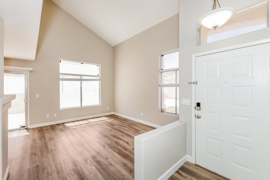 Building Photo - 2385 Cliffwood Dr