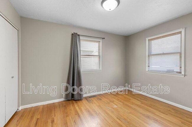 Building Photo - 348 S 5th St