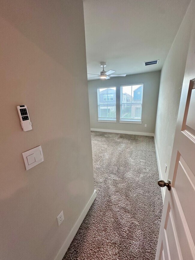 Building Photo - Modern 3-Bedroom, 2.5-Bathroom in Easton Park!