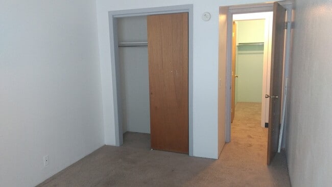 Building Photo - QUAINT 2 Bed 1 Bath Apartment in Louisville-Available Now!