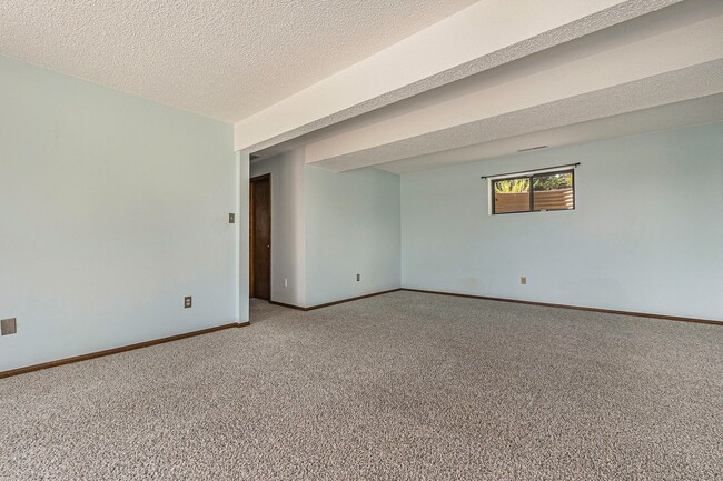 Building Photo - Big*Open*Private*Custom Home in Pinecliff D#20