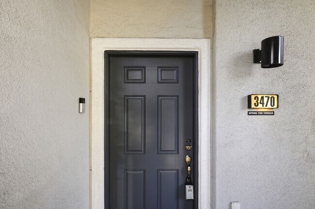 Building Photo - Point Loma, "The Bay" 2 bed 2 Bath Townhome now available! Amazing amenities, don't miss out