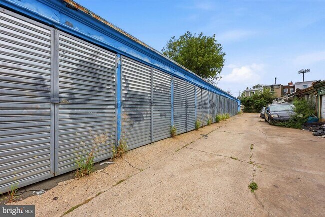 Building Photo - 227 Lindley Ave