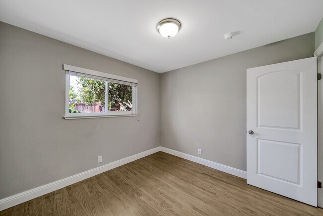 Building Photo - 5741 Seifert Ave