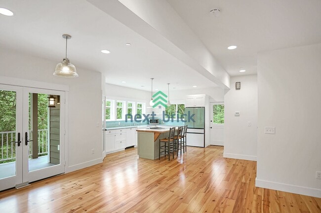 Building Photo - 3 Bed 2.5 Bath for Rent in Lake Forest Park!