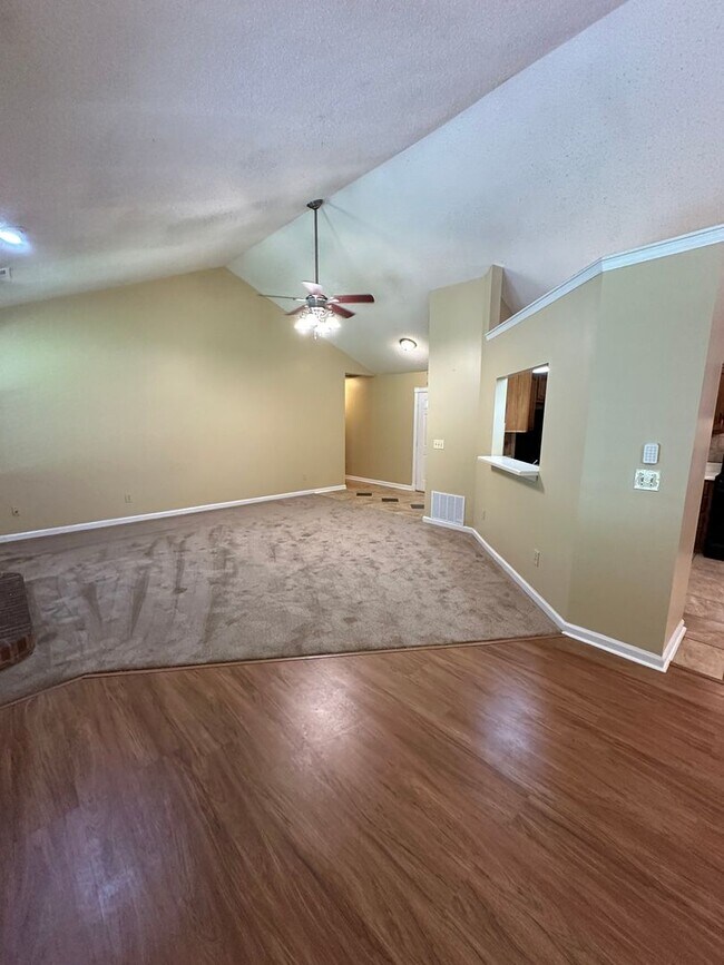 Building Photo - Charming 3 bedroom 2 bath ranch home on a ...