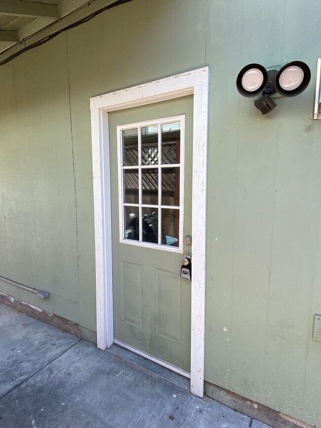 Building Photo - Charming Granny Unit in the Heart of the E...