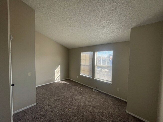 Building Photo - 2 Bedroom 2 Bathroom Townhouse Near Quincy and Buckley!! **Special**