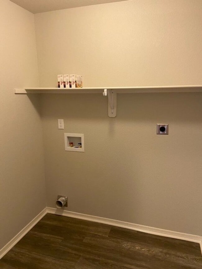 Building Photo - *NOW PRELEASING* Comfortable Three Bedroom | Two Bath Home in Conrad Court
