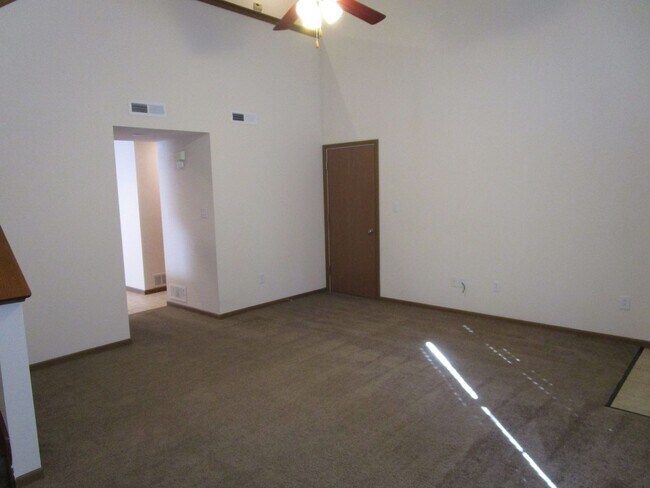 Building Photo - 707-707 Glenstone Dr