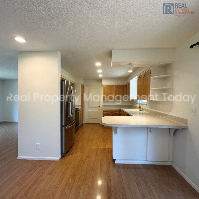 Building Photo - Charming 3 Bedroom with Huge Backyard!