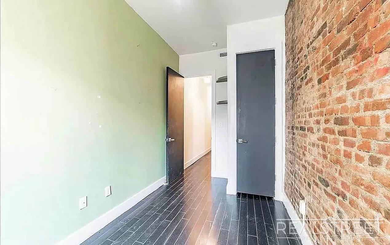 Building Photo - Putnam Ave