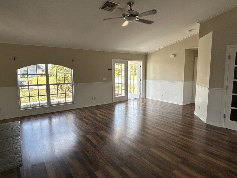Building Photo - Unique 3/2 + Den home in great location