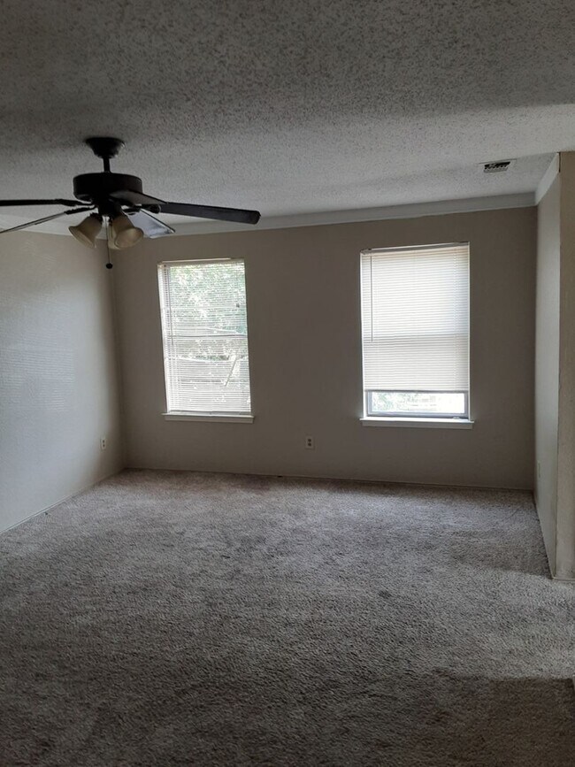 Building Photo - Ready to move in...