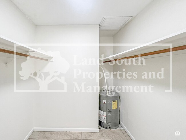 Building Photo - 725 E Lime St