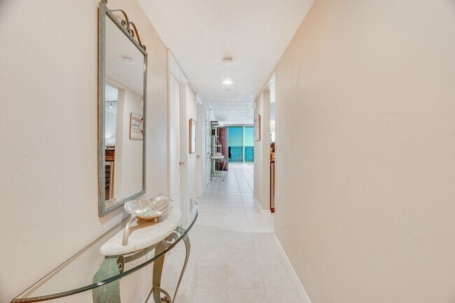 Building Photo - Direct Oceanfront Furnished/Unfurnished Co...