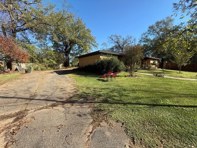 Building Photo - 2008 Longview Dr