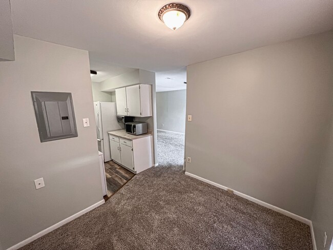 Building Photo - Sun-filled 2 Bed 1.5 Bath With Bonus Offic...