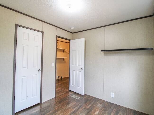 Building Photo - Nice home on a wooded lot! Minutes from Athens!