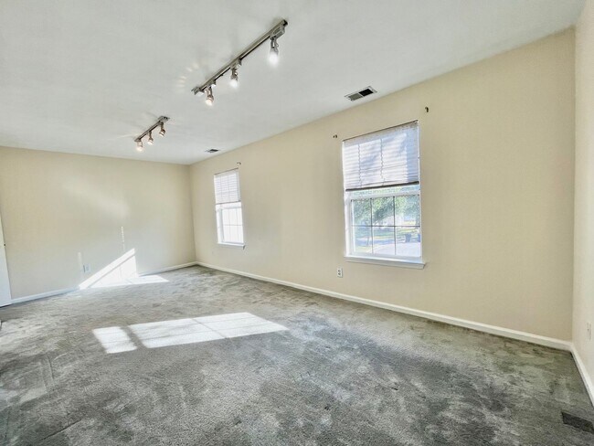 Building Photo - Spacious 4 Bedroom Home on Cul-de-sac in Castleton Virginia Beach!