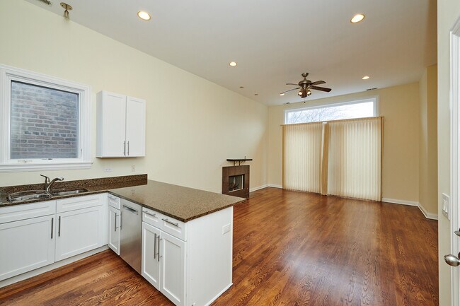 Building Photo - 2436 W Cortez St