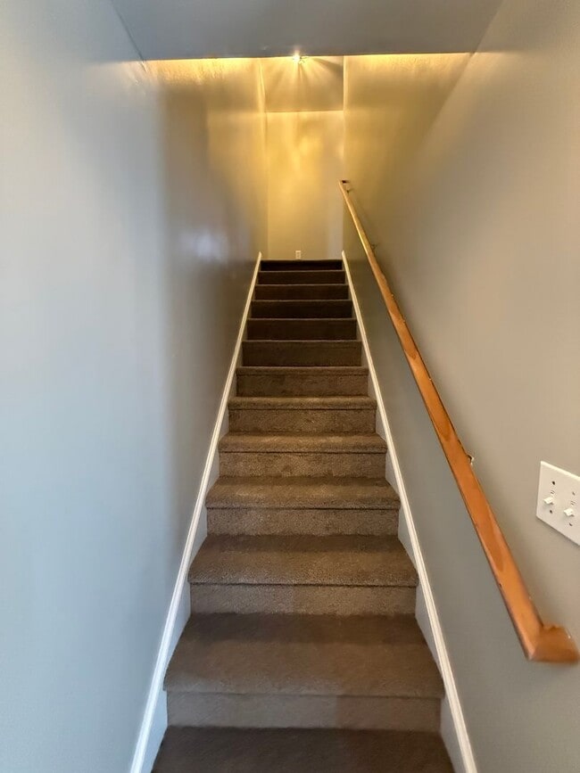 Building Photo - 2 Bedroom 1.5 Bath Townhome in Salem City